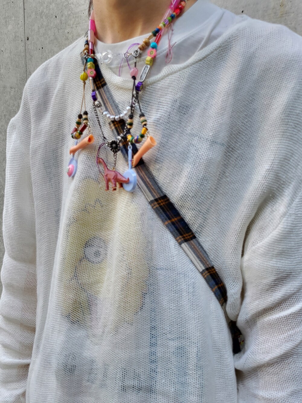 ホワイト系のその他トップス、グリーン系のバッグ、その他のその他を着用したメンズの秋コーディネートの3枚目の写真