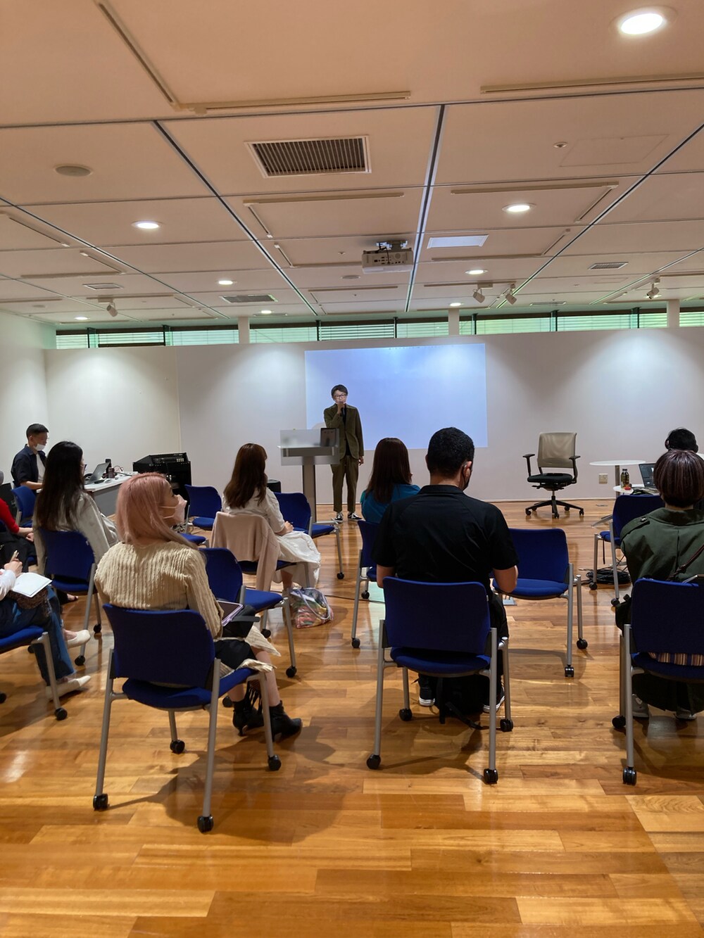 ホワイト系のTシャツ/カットソー、ホワイト系のオールインワン・サロペット、その他のスニーカーを着用したメンズの夏コーディネートの2枚目の写真