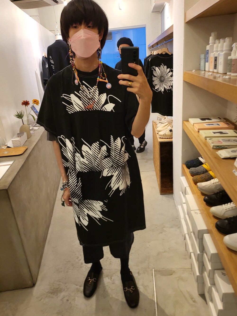 ブラック系のその他パンツ、イエロー系のブルゾン、ブラック系のTシャツ/カットソーを着用したメンズの秋コーディネートの5枚目の写真