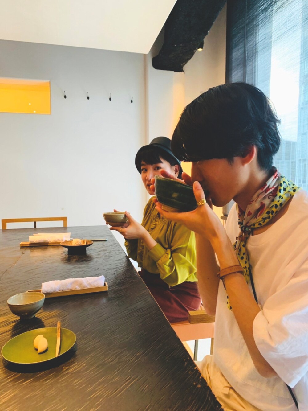 ピンク系のジャケット/アウター、ホワイト系のその他パンツ、ホワイト系のスニーカーを着用したメンズの冬コーディネートの5枚目の写真