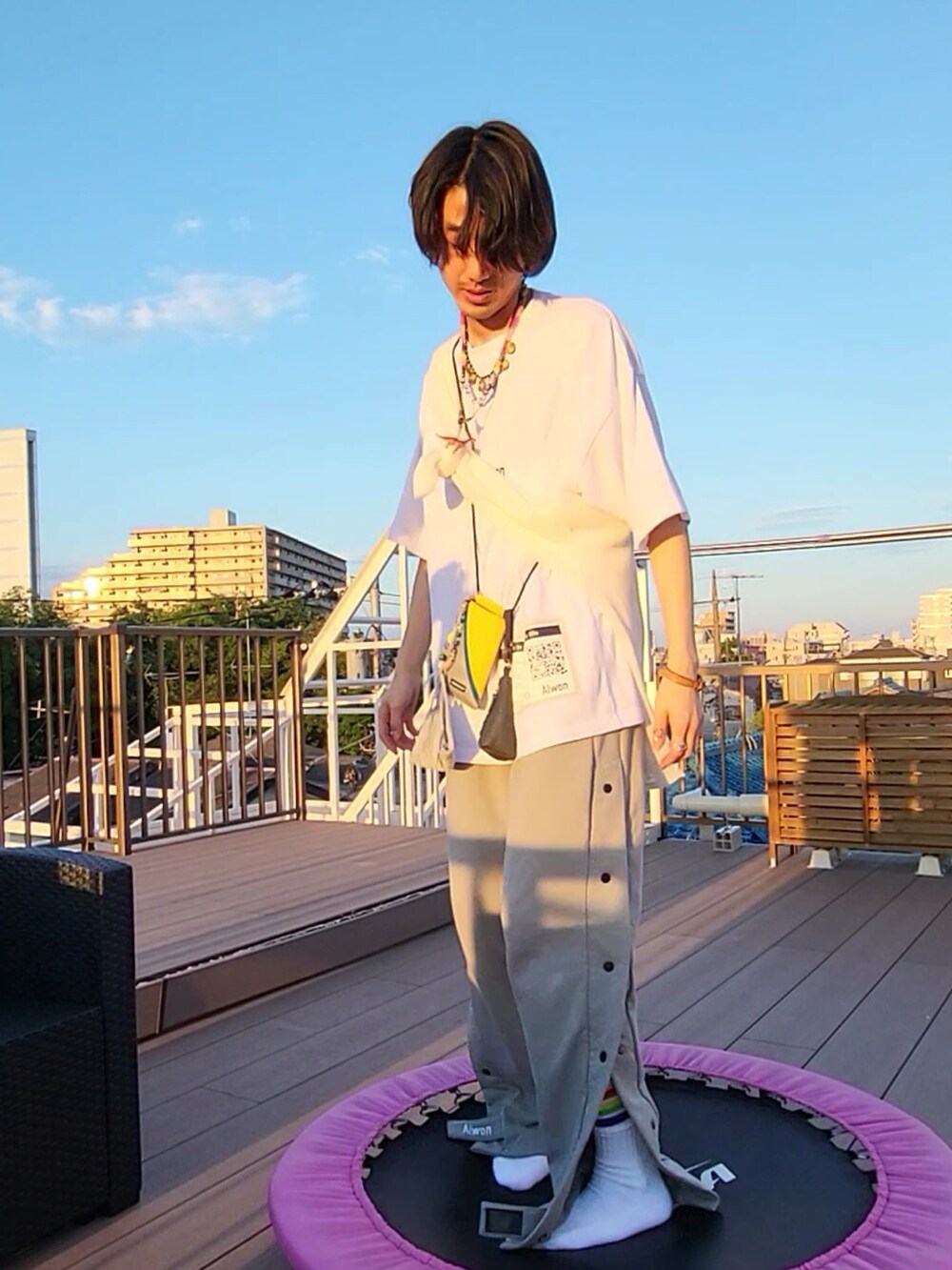 グレー系のスウェットパンツ、ホワイト系のTシャツ/カットソー、ホワイト系のその他トップスを着用したメンズの夏コーディネートの2枚目の写真