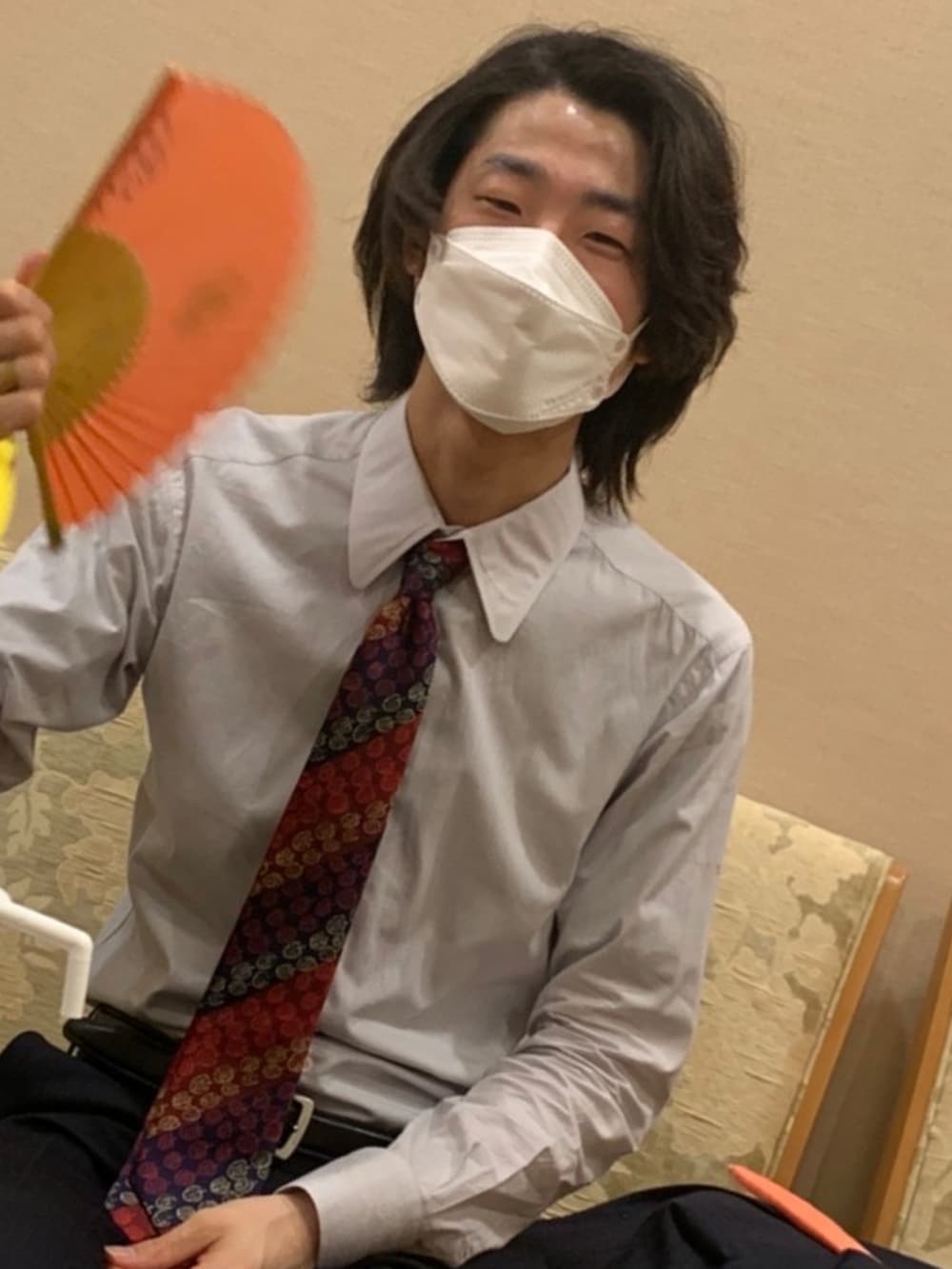 ホワイト系のトップス、イエロー系のその他パンツ、ブルー系のキャップを着用したメンズの秋コーディネートの3枚目の写真