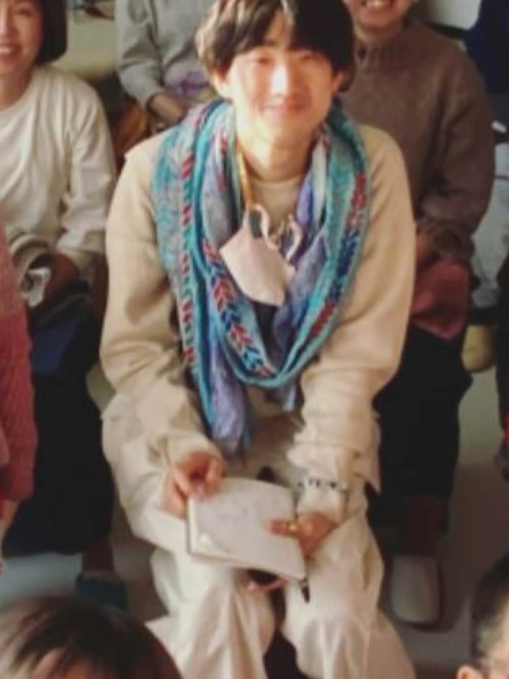 ホワイト系のオールインワン・サロペット、オレンジ系のスニーカー、その他のアクセサリーを着用したメンズの冬コーディネートの5枚目の写真