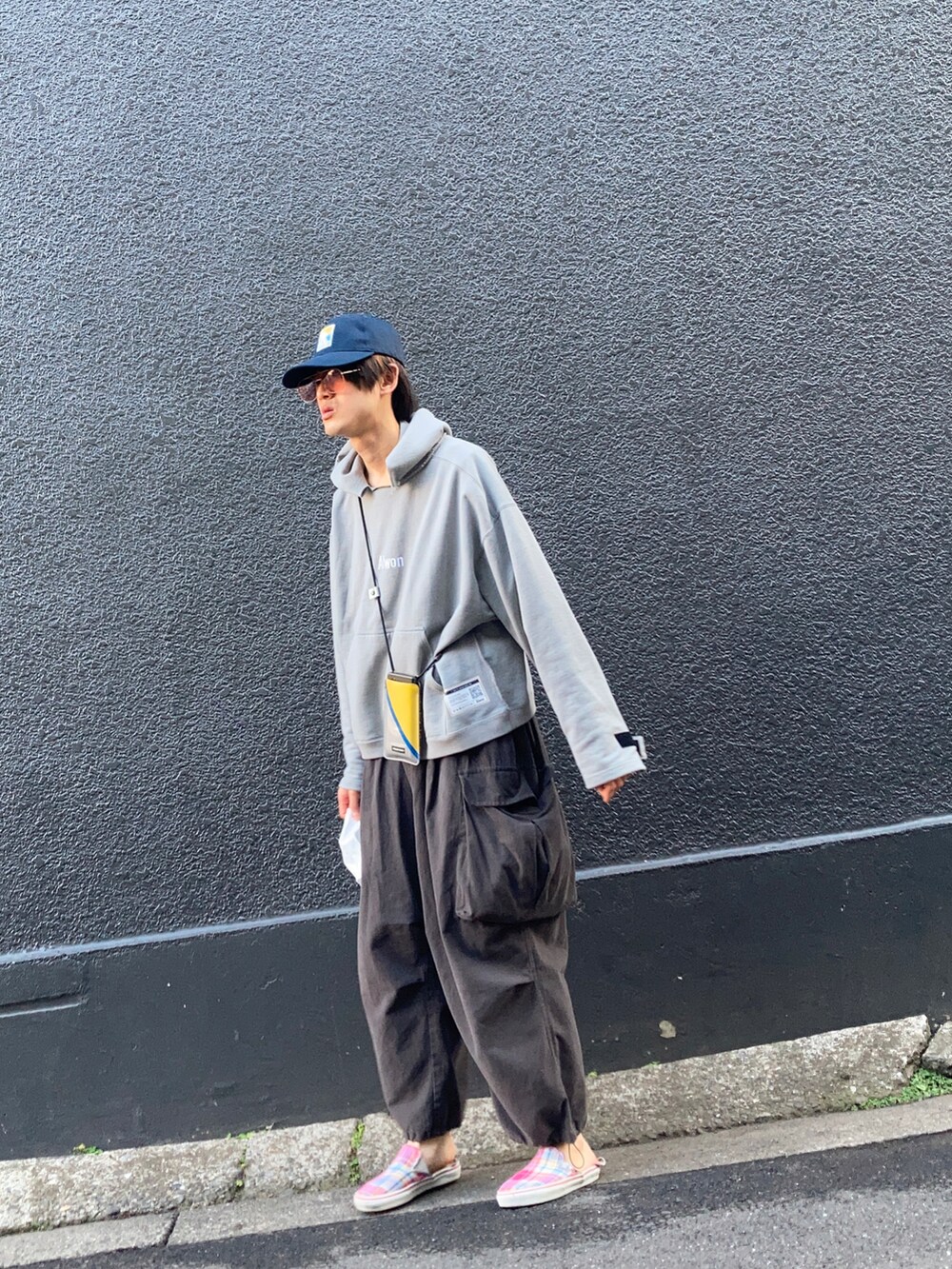 グレー系のパーカー、グレー系のカーゴパンツ、その他のスニーカーを着用したメンズの春コーディネートの2枚目の写真