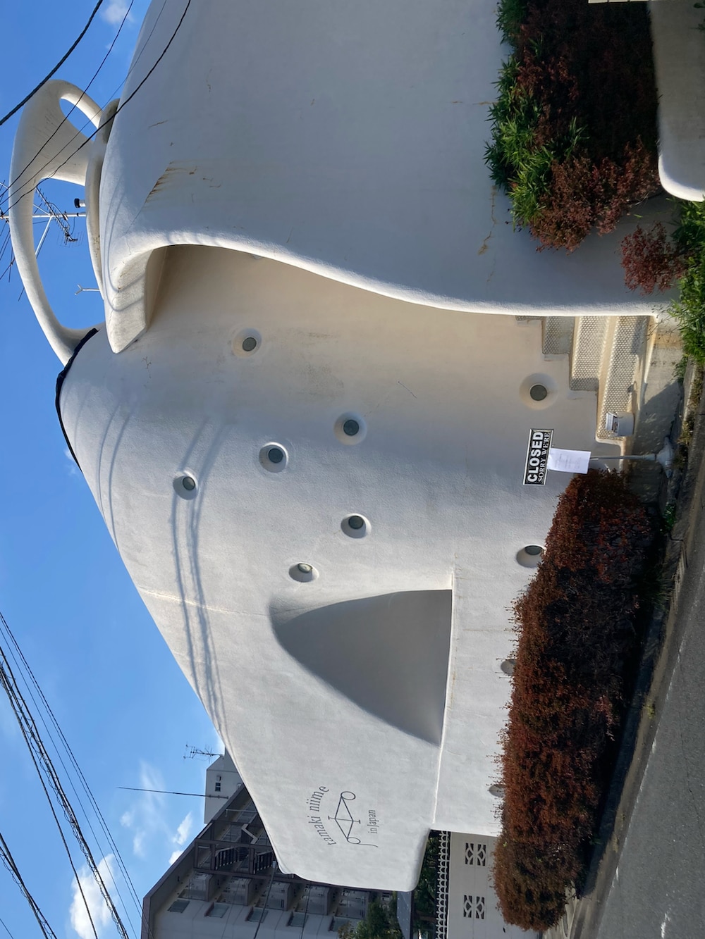 ホワイト系のオールインワン・サロペット、オレンジ系のスニーカー、その他のアクセサリーを着用したメンズの冬コーディネートの2枚目の写真