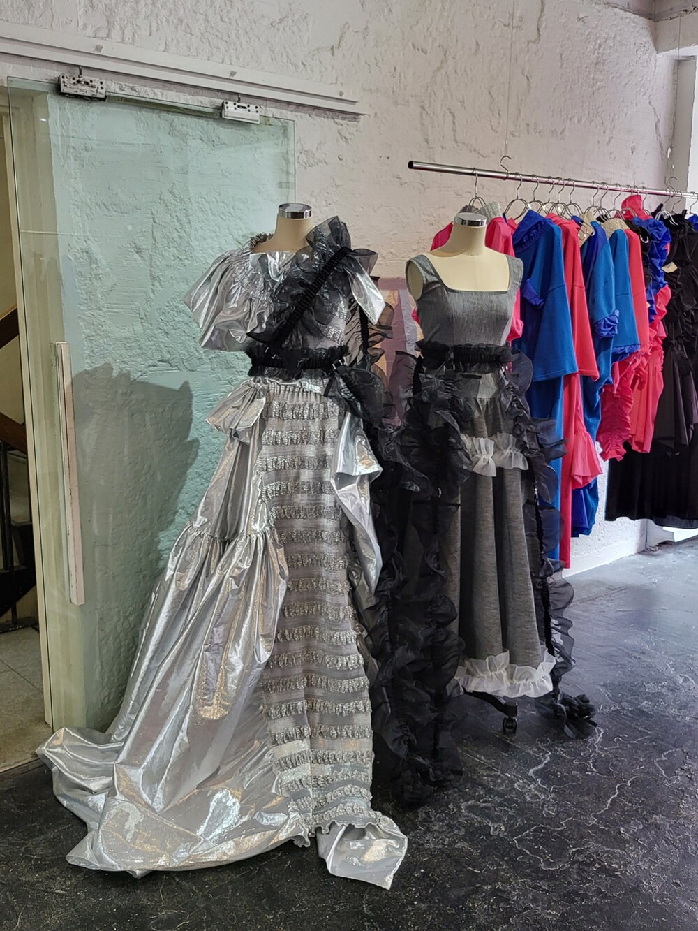 ホワイト系のその他トップス、シルバー系のファッション雑貨を着用したメンズの秋コーディネートの3枚目の写真