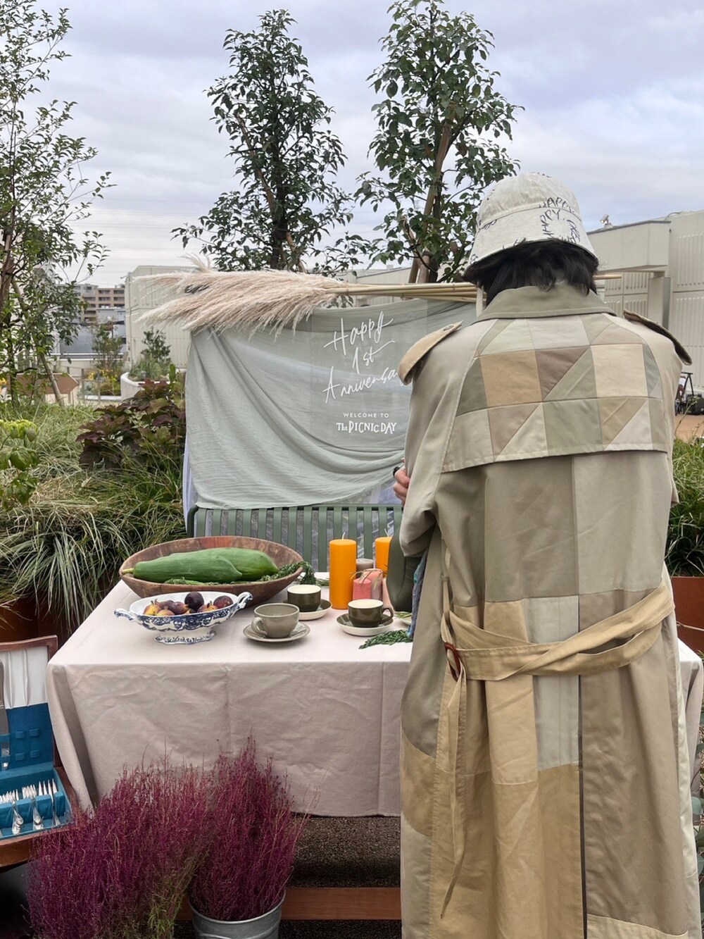 ベージュ系のトレンチコート、ブラウン系のブーツ、グレー系のパンツを着用したメンズの冬コーディネートの2枚目の写真