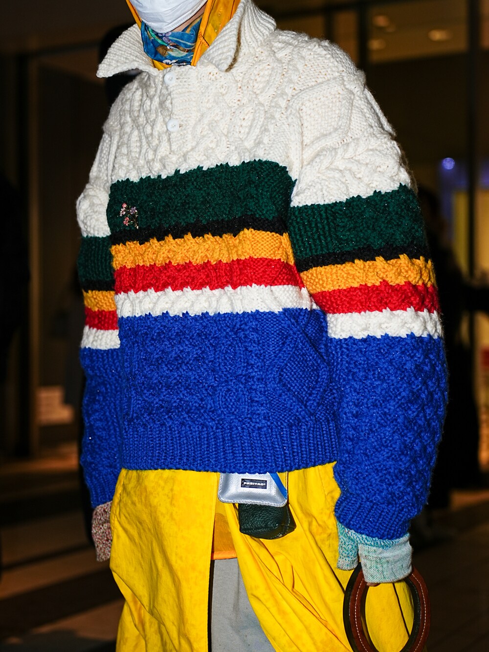 その他のトップス、グレー系のスウェットパンツ、イエロー系のジャケット/アウターを着用したメンズの春コーディネートの3枚目の写真