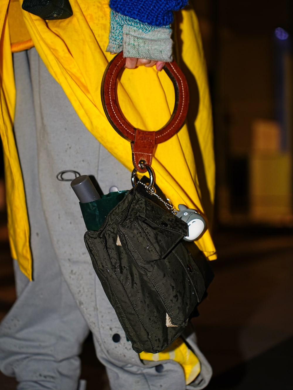 その他のトップス、グレー系のスウェットパンツ、イエロー系のジャケット/アウターを着用したメンズの春コーディネートの4枚目の写真