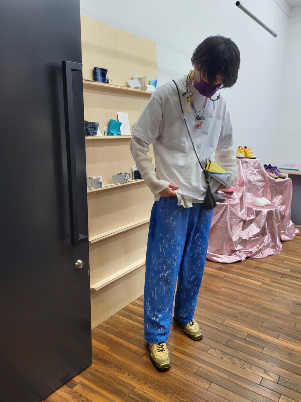 ホワイト系のその他トップス、ホワイト系のTシャツ/カットソー、ブルー系のその他パンツを着用したメンズの春コーディネートの3枚目の写真