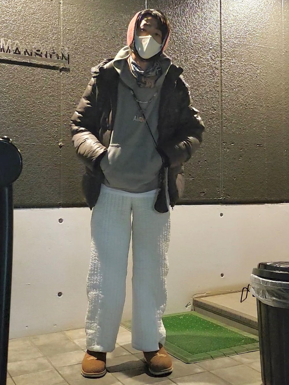 ホワイト系のその他パンツ、グレー系のパーカー、ブラウン系のブーツを着用したメンズの冬コーディネートの2枚目の写真