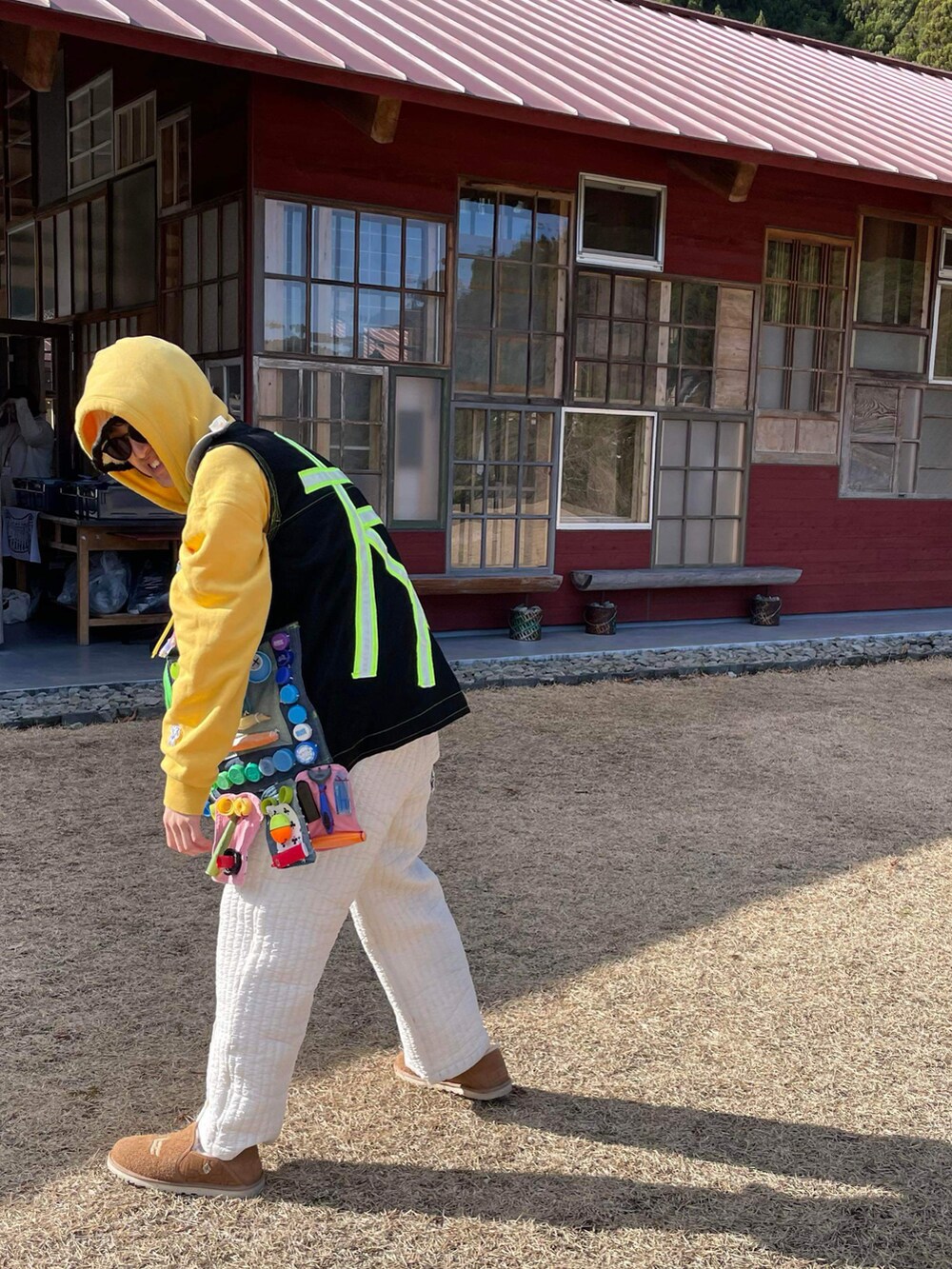 ホワイト系のその他パンツ、イエロー系のパーカー、ブラウン系のブーツを着用したメンズの春コーディネートの2枚目の写真