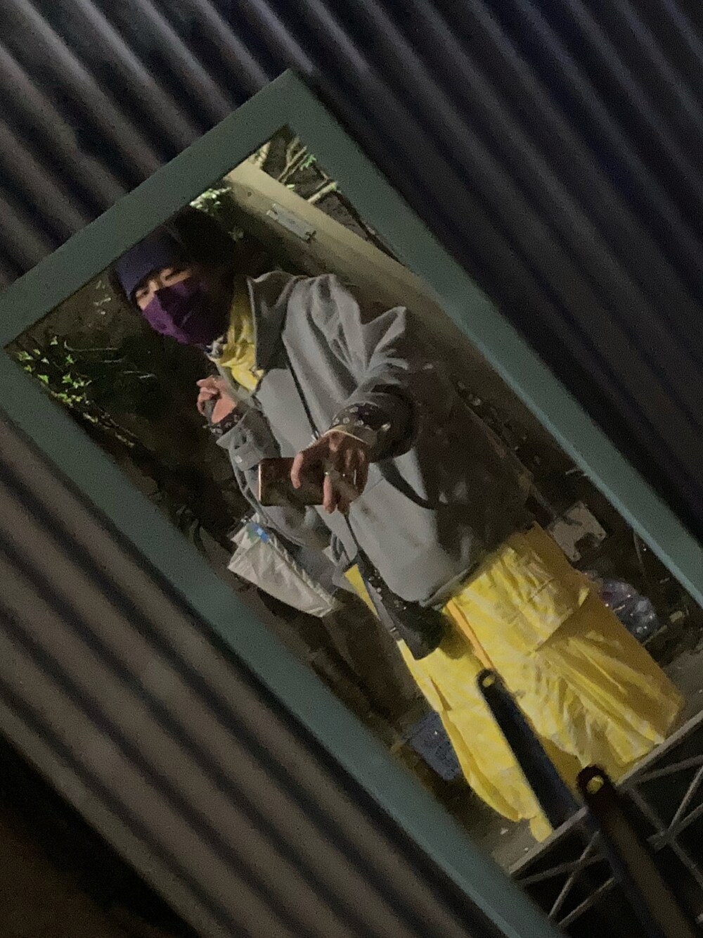 イエロー系のブルゾン、イエロー系のパンツ、その他のシャツ/ブラウスを着用したメンズの春コーディネートの2枚目の写真