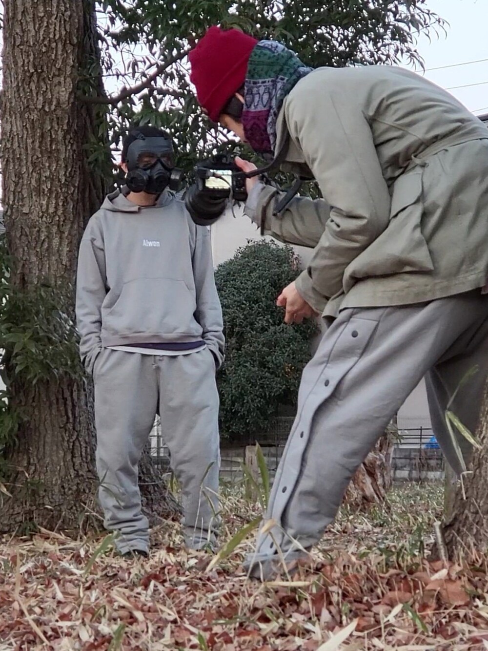 グレー系のスウェットパンツ、ブラック系のスリッポンを着用したメンズの春コーディネートの3枚目の写真