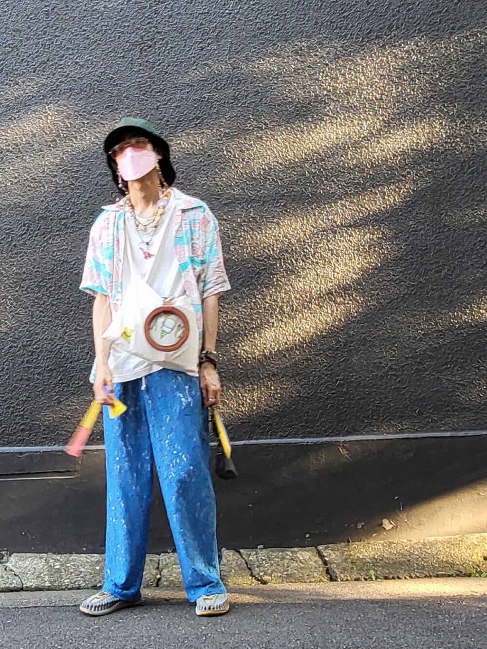 その他のシャツ/ブラウス、ブルー系のその他パンツ、グレー系のサンダルを着用したメンズの夏コーディネートの2枚目の写真