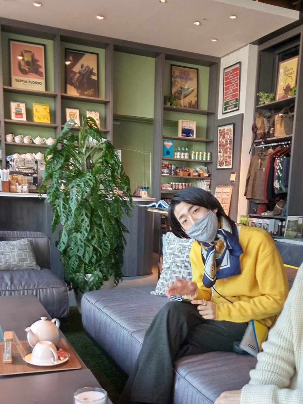 イエロー系のカーディガン/ボレロ、ホワイト系のスニーカーを着用したメンズの春コーディネートの3枚目の写真