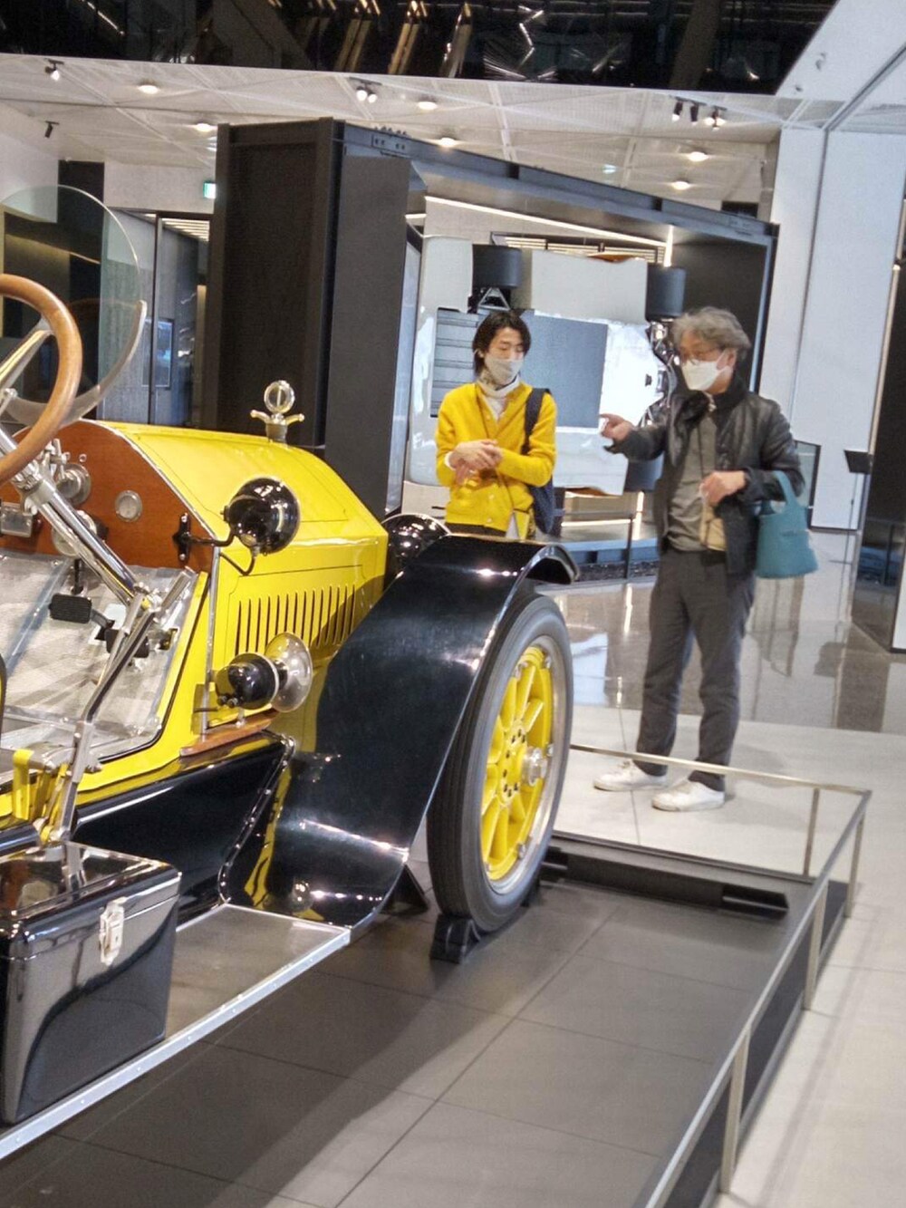 イエロー系のカーディガン/ボレロ、ホワイト系のスニーカーを着用したメンズの春コーディネートの2枚目の写真