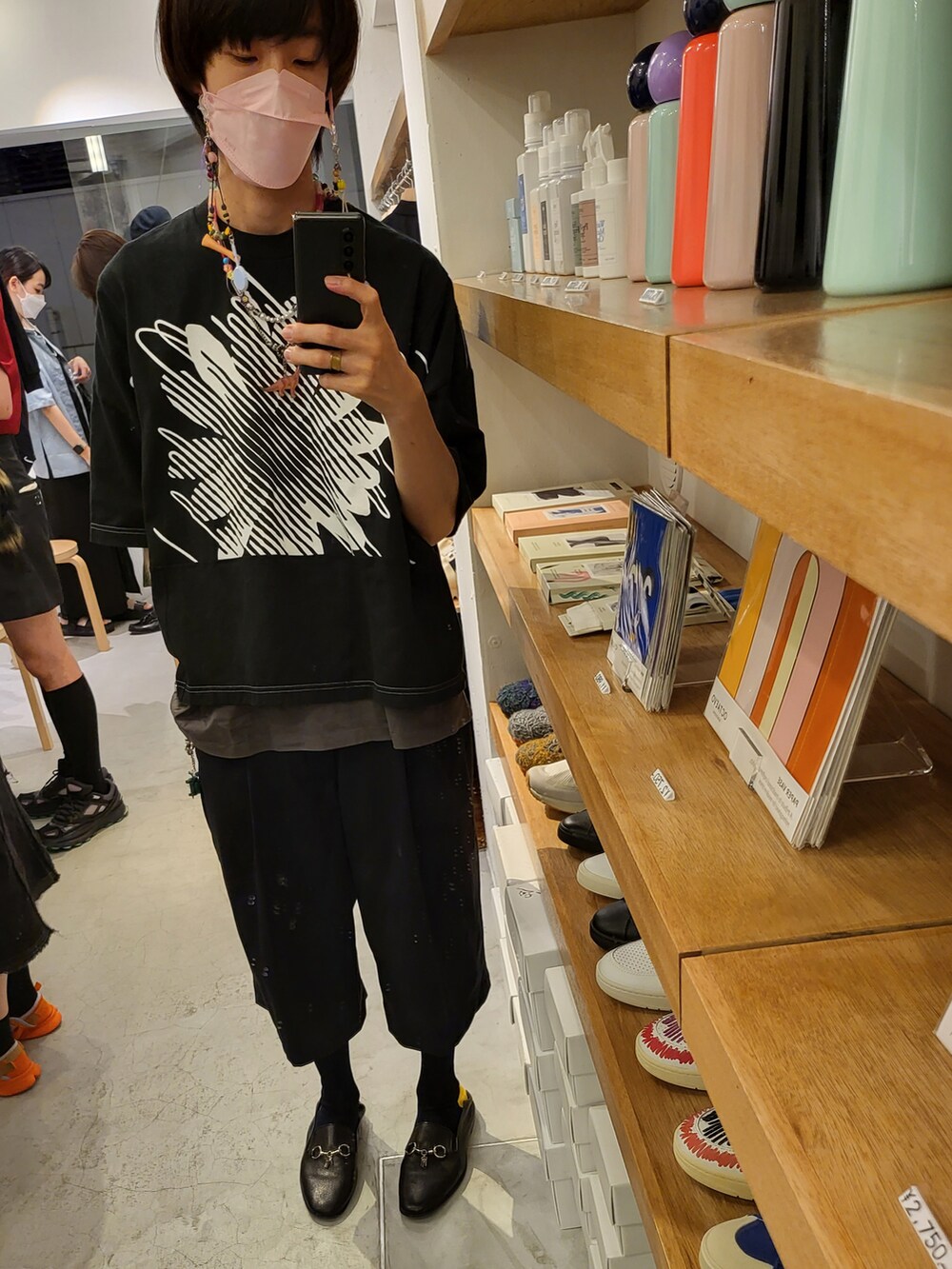 ブラック系のその他パンツ、イエロー系のブルゾン、ブラック系のTシャツ/カットソーを着用したメンズの秋コーディネートの4枚目の写真