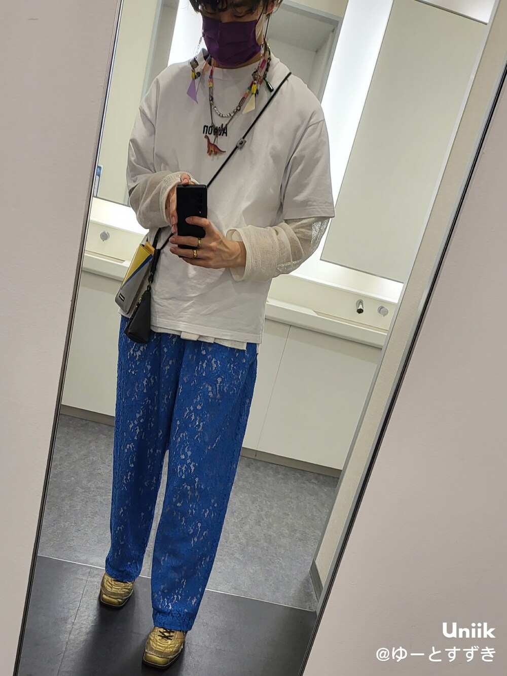 ホワイト系のその他トップス、ホワイト系のTシャツ/カットソー、ブルー系のその他パンツを着用したメンズの春コーディネートの2枚目の写真