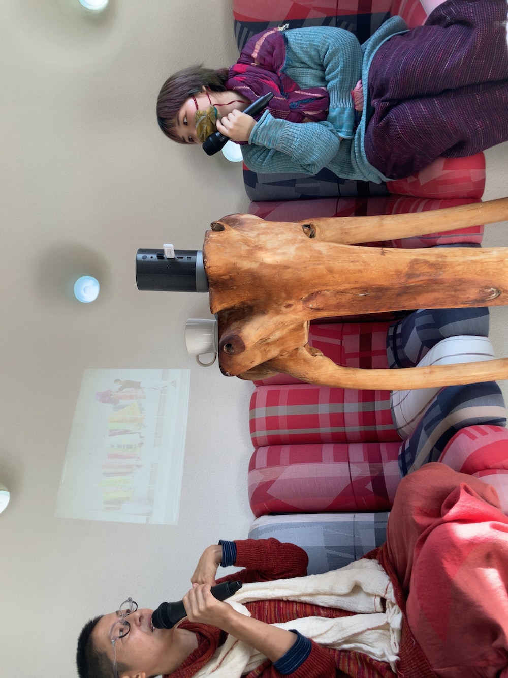 ホワイト系のオールインワン・サロペット、オレンジ系のスニーカー、その他のアクセサリーを着用したメンズの冬コーディネートの4枚目の写真