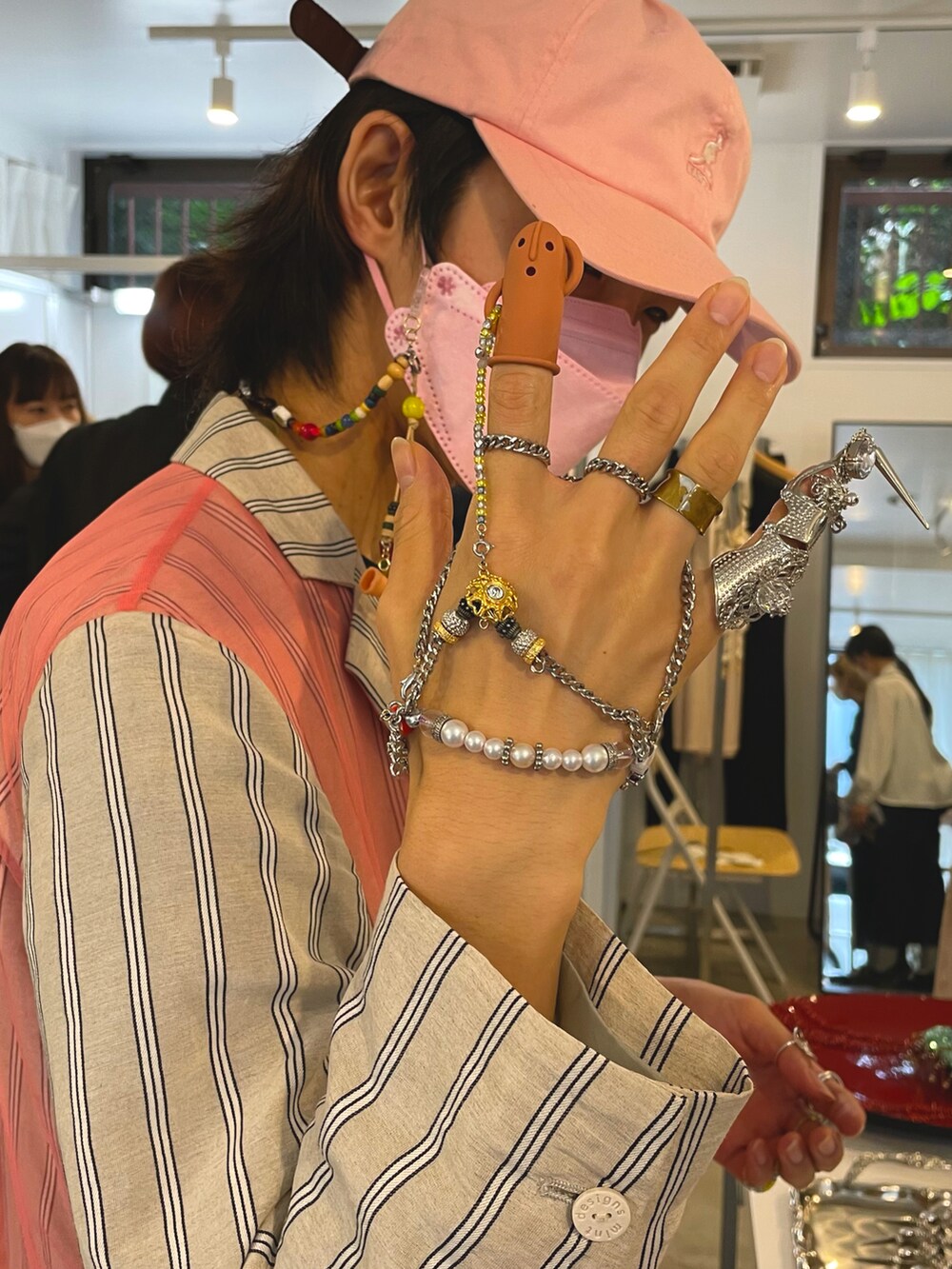 ピンク系のジャケット/アウター、ホワイト系のTシャツ/カットソー、グリーン系のバッグを着用したメンズの秋コーディネートの4枚目の写真