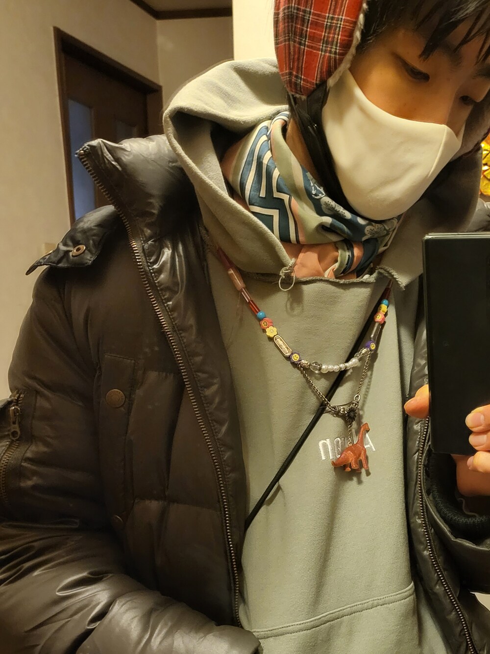 ホワイト系のその他パンツ、グレー系のパーカー、ブラウン系のブーツを着用したメンズの冬コーディネートの3枚目の写真