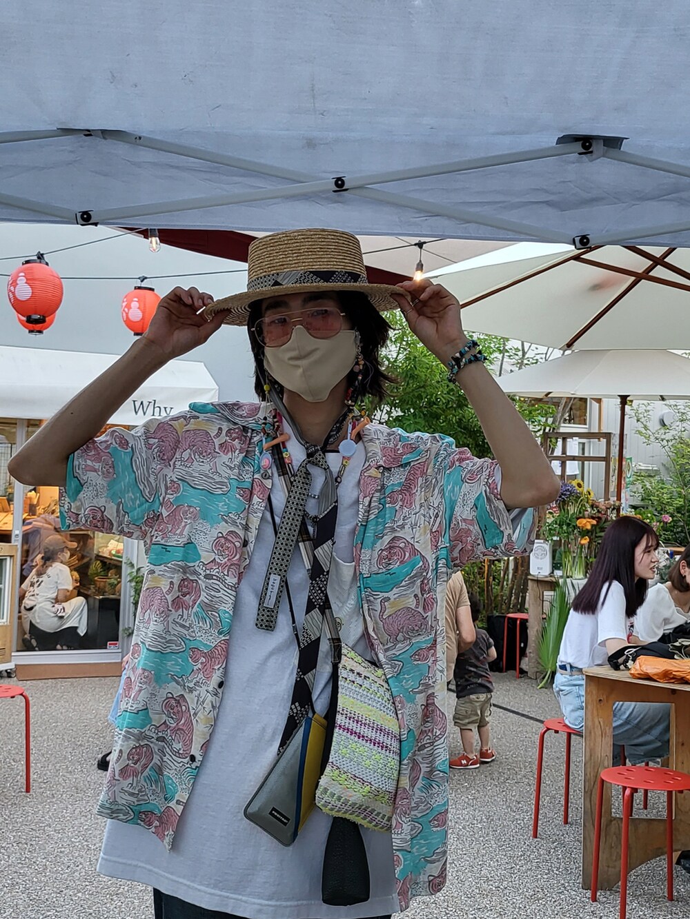 その他のシャツ/ブラウス、グリーン系のバッグ、ブルー系のデニムパンツを着用したメンズの秋コーディネートの4枚目の写真