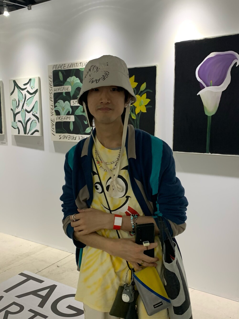 ホワイト系のその他パンツ、ホワイト系のスニーカー、ブルー系のカーディガン/ボレロを着用したメンズの秋コーディネートの2枚目の写真