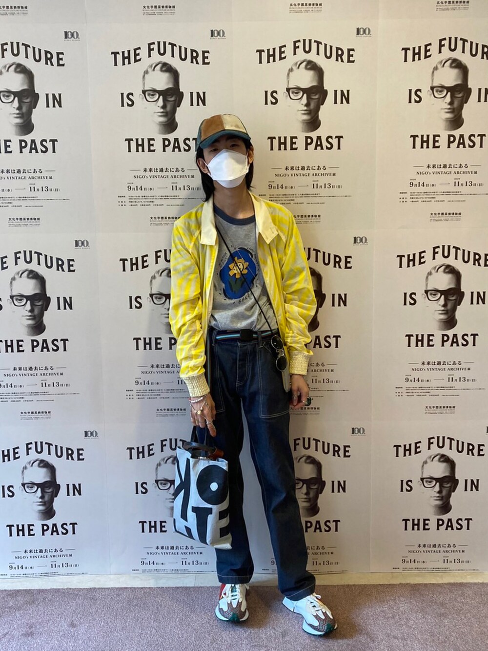 イエロー系のブルゾン、グレー系のTシャツ/カットソー、グレー系のバッグを着用したメンズの秋コーディネートの2枚目の写真