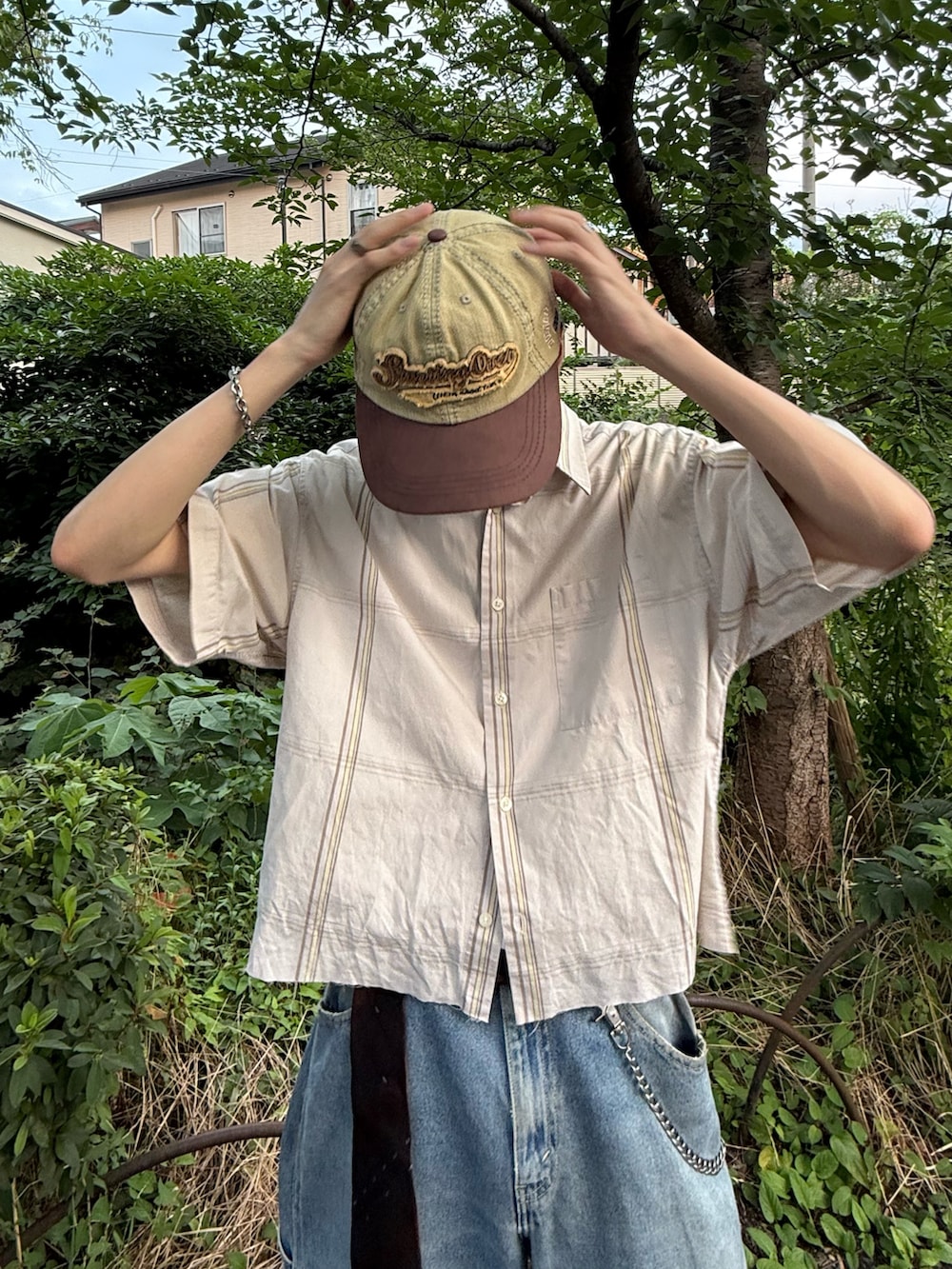「夏ルックで気分アップ、デニム、シンプルコーデ、夏コーデ、キャップ、半袖シャツ、シャツスタイル、ベージュ、淡色コーデ、ストリート、古着MIX、ブラウン、ネクタイ、厚底シューズ、アメカジ」｜「Starting Overの【Starting Over/スターティングオーバー】EMBROIDERED PATCH PIGMENT DENIM CAP（キャップ、ブルー系）」を使った、''r_e_n"さん（メンズ・167cm）の夏コーディネートの3枚目の写真