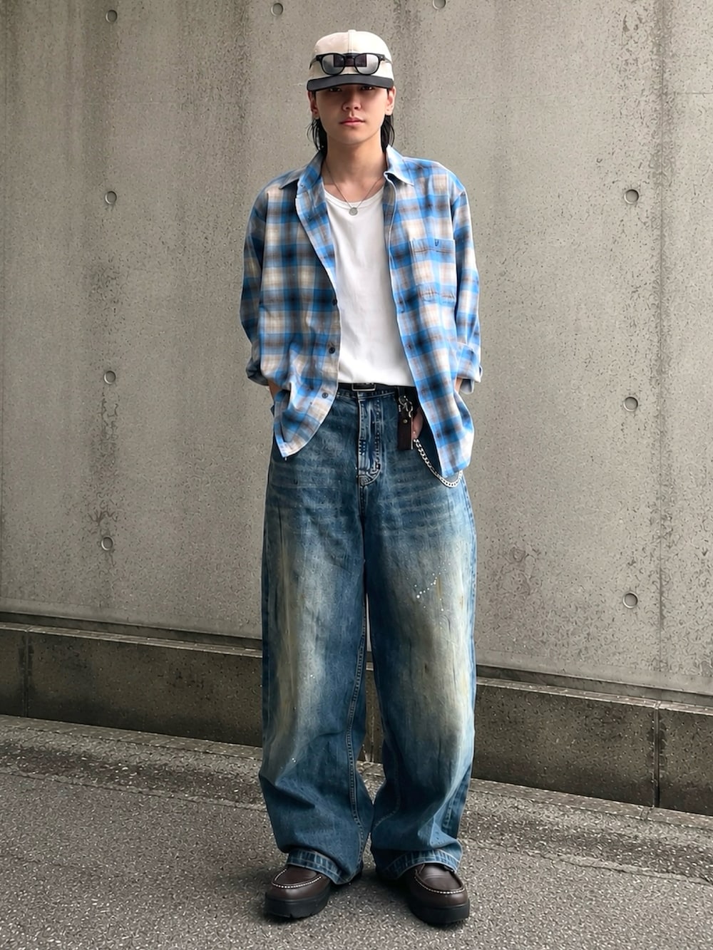 ホワイト系のタンクトップ、ブルー系のシャツ/ブラウス、ブルー系のデニムパンツを着用したメンズの夏コーディネートの2枚目の写真