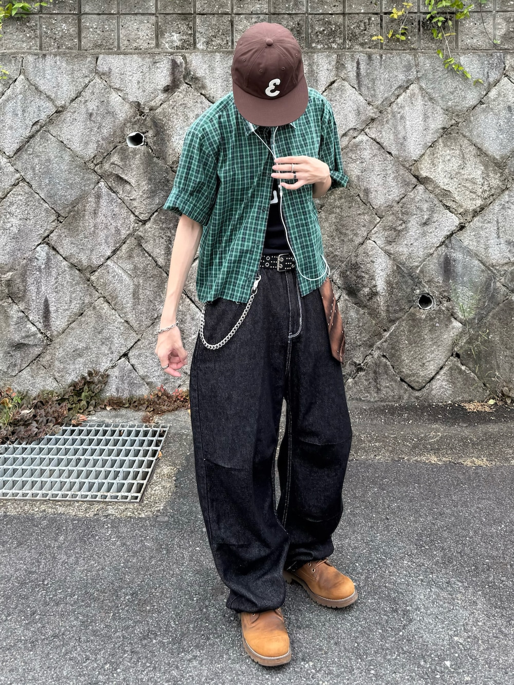 ブラウン系のブーツ、グリーン系のシャツ/ブラウス、ブラック系のデニムパンツを着用したメンズの夏コーディネートの3枚目の写真