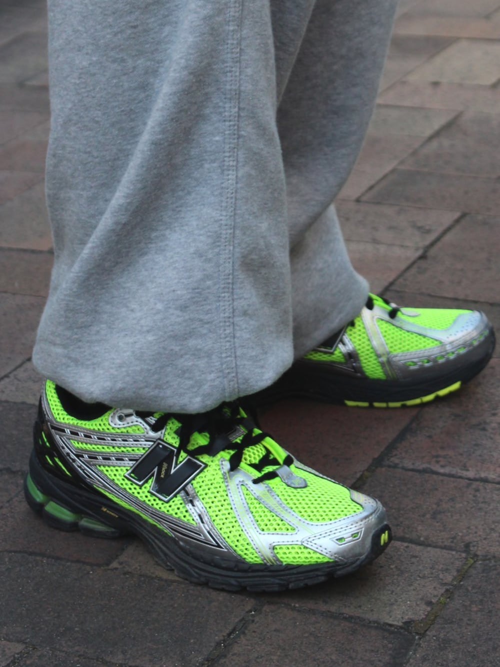 ブラック系のナイロンジャケット、グリーン系のメッセンジャーバッグ、グレー系のスウェットパンツを着用したメンズの冬コーディネートの3枚目の写真