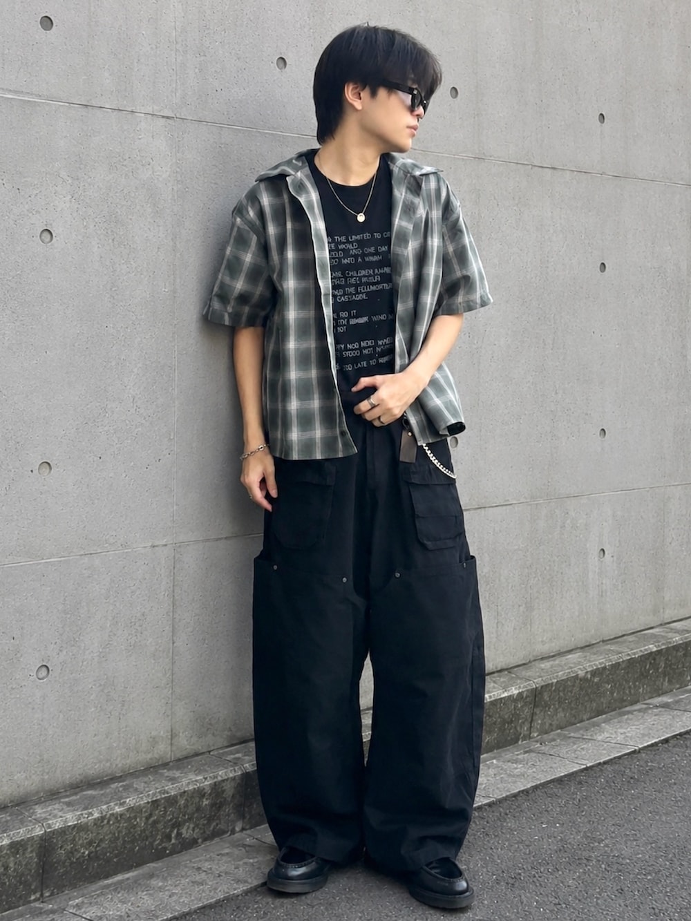 グリーン系のシャツ/ブラウス、その他のTシャツ/カットソー、グリーン系のカーゴパンツを着用したメンズの夏コーディネートの3枚目の写真