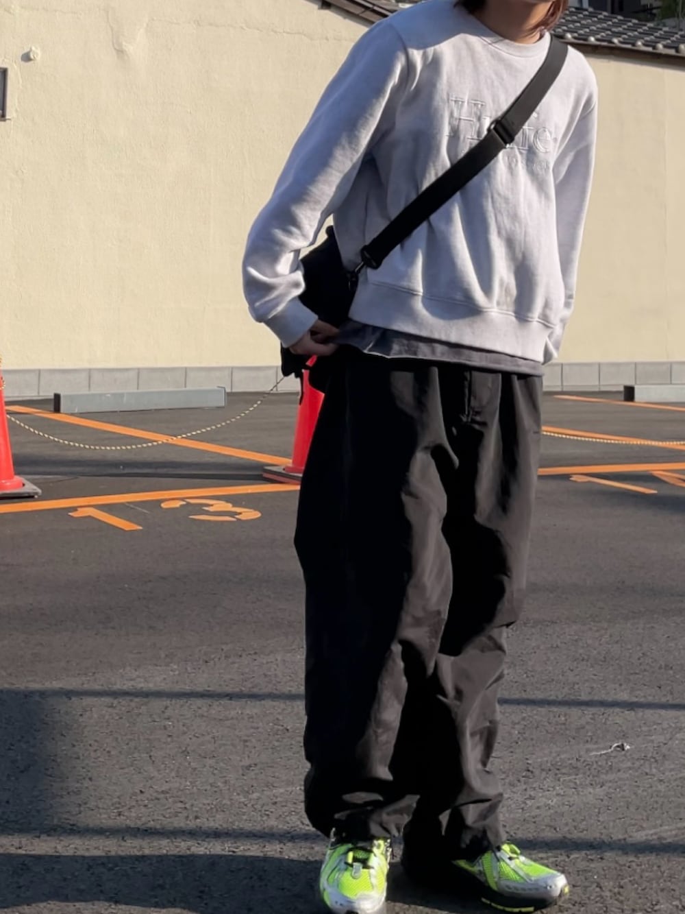 グリーン系のスニーカーを着用したメンズの春コーディネートの4枚目の写真