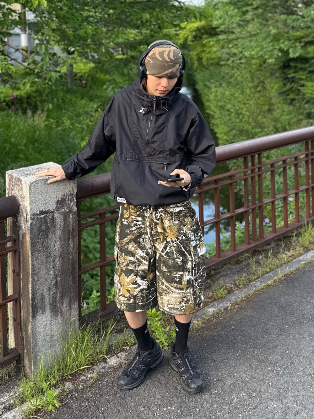 「古着、ビーニー、アウトドアスタイル、リアルツリーカモ、シンプルスタイル、柄パンツ、マウンテンパーカー、SALOMON、スニーカー、ストリート、カジュアルコーデ、ootd、お出かけコーデ、ショートパンツ、旅行」｜「CAPTAIN STAGのアイテム（マウンテンパーカー、ブラック系）」を使った、''r_e_n"さん（メンズ・167cm）の春コーディネートの4枚目の写真