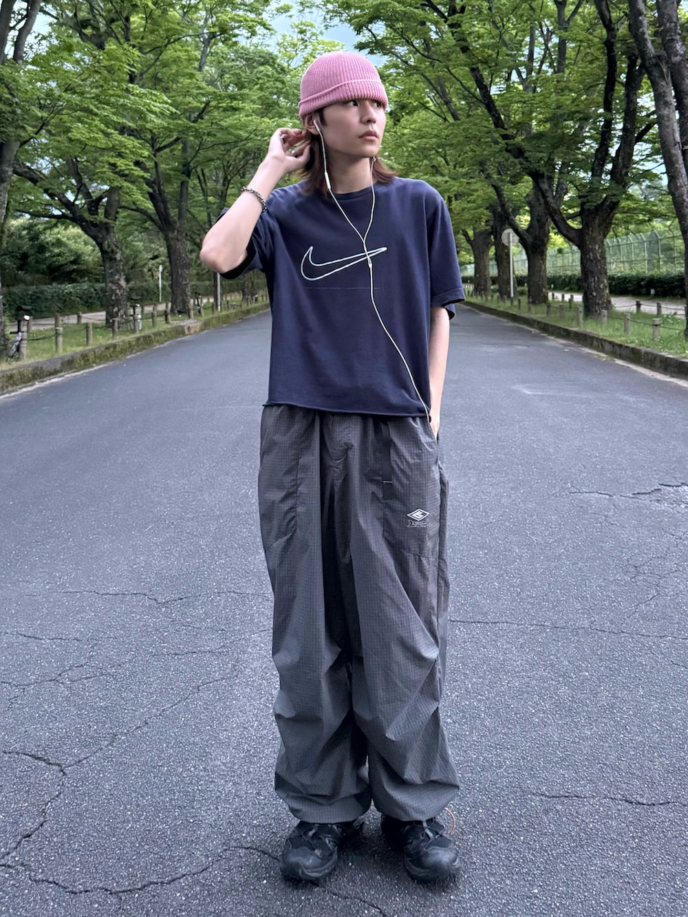 ブルー系のTシャツ/カットソー、グレー系のカーゴパンツ、ブラック系のスニーカーを着用したメンズの夏コーディネートの2枚目の写真