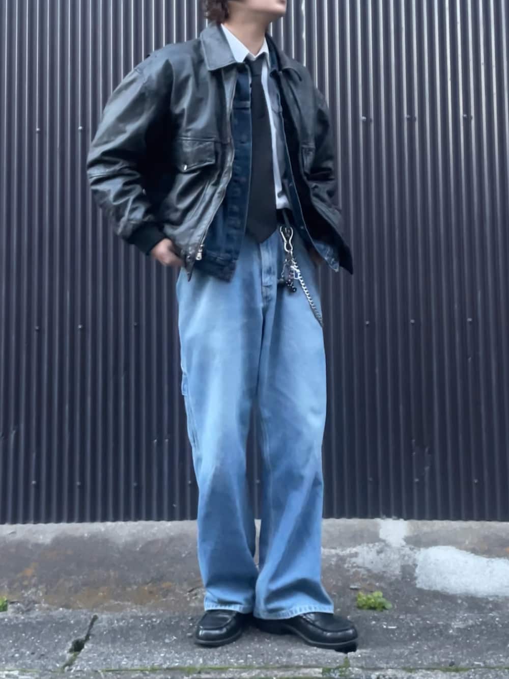 ブラック系のローファー、ブルー系のデニムジャケット、ブルー系のデニムパンツを着用したメンズの冬コーディネートの3枚目の写真