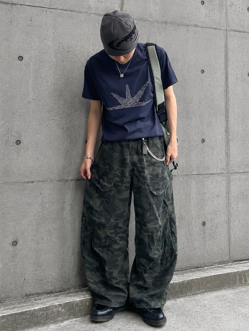 ブルー系のTシャツ/カットソー、その他のカーゴパンツ、ブラック系のローファーを着用したメンズの夏コーディネートの2枚目の写真