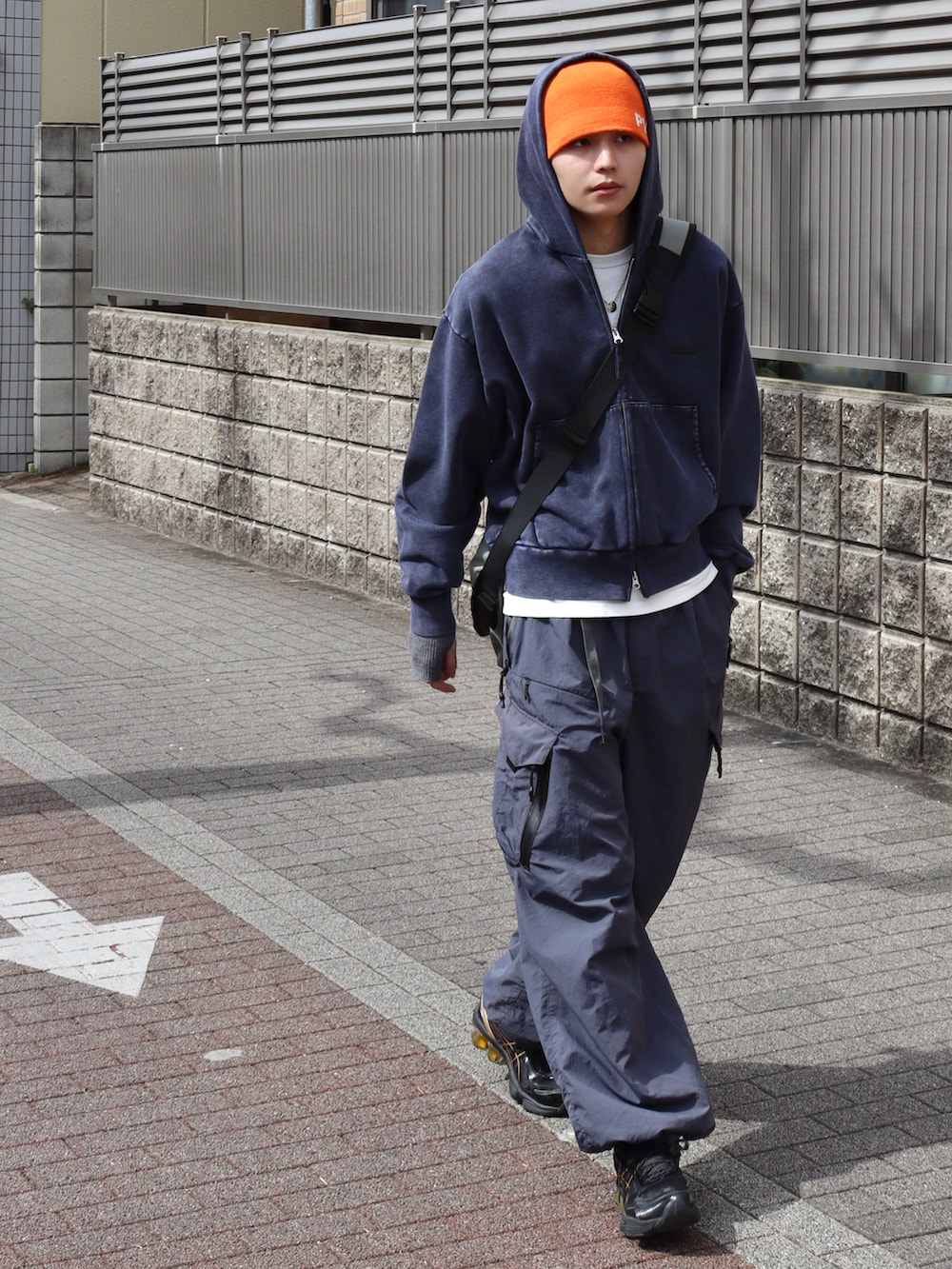 ブルー系のパーカー、ホワイト系のTシャツ/カットソー、グレー系のカーゴパンツを着用したメンズの春コーディネートの2枚目の写真