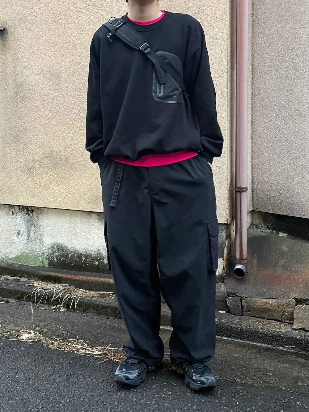 ピンク系のTシャツ/カットソー、ブラック系のカーゴパンツ、ブラック系のスウェットを着用したメンズの春コーディネートの2枚目の写真
