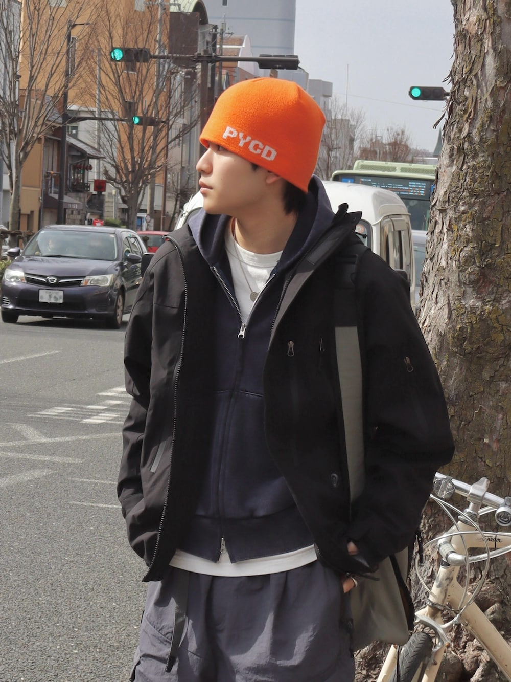 ブルー系のパーカー、ホワイト系のTシャツ/カットソー、グレー系のカーゴパンツを着用したメンズの冬コーディネートの3枚目の写真