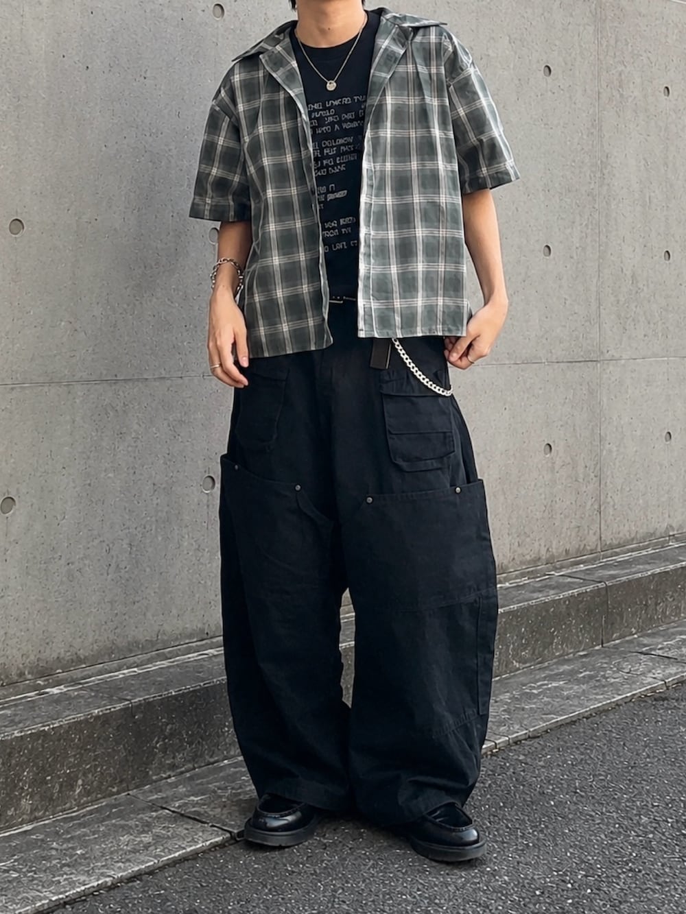 グリーン系のシャツ/ブラウス、その他のTシャツ/カットソー、グリーン系のカーゴパンツを着用したメンズの夏コーディネートの4枚目の写真