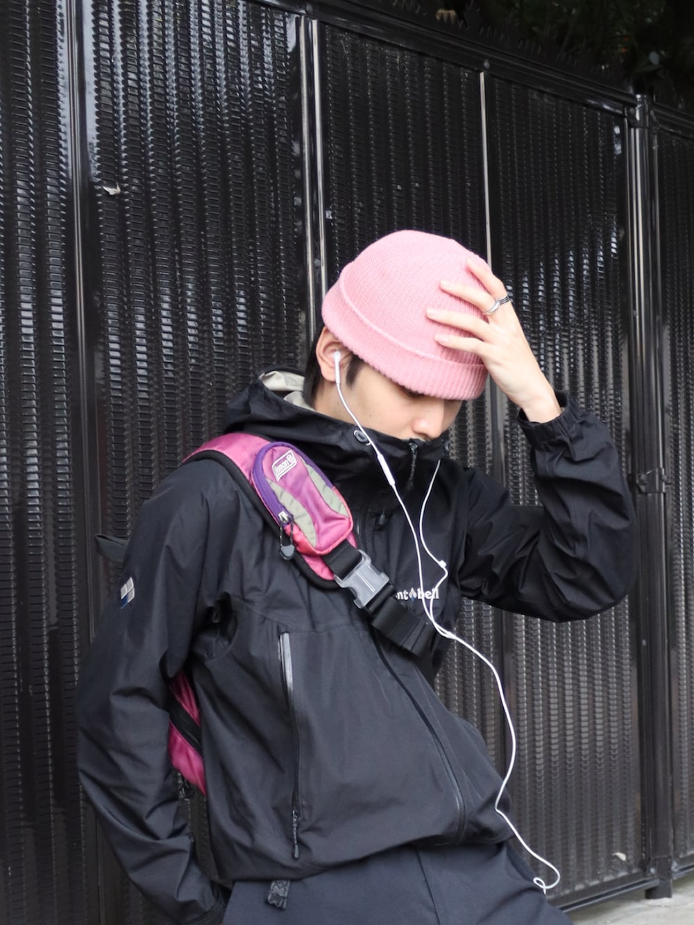 ブラック系のカーゴパンツ、ブラック系のスニーカー、ブラック系のマウンテンパーカーを着用したメンズの秋コーディネートの3枚目の写真