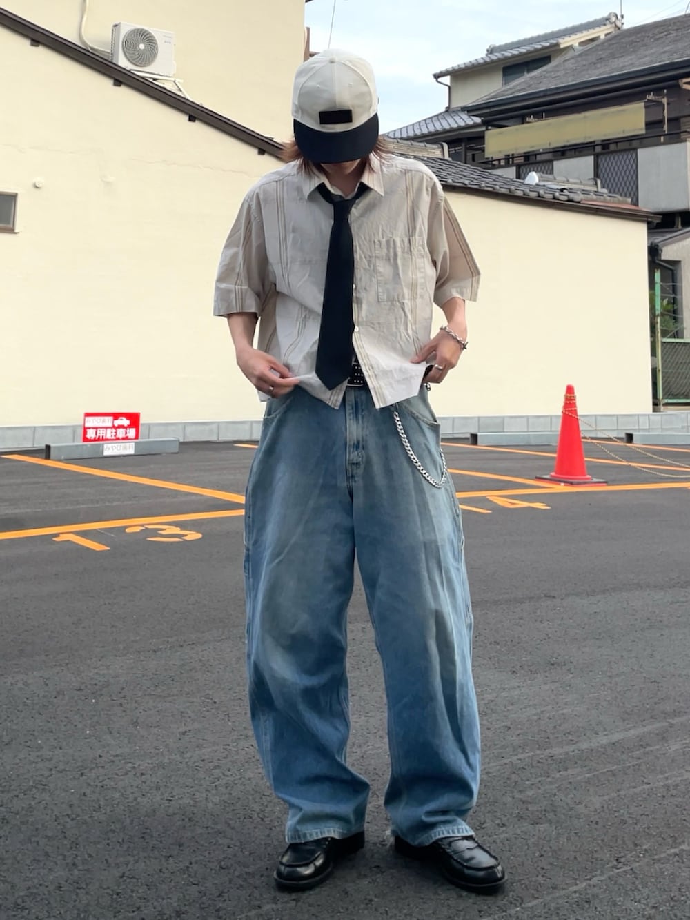ベージュ系のシャツ/ブラウス、ブルー系のデニムパンツ、ブラック系のローファーを着用したメンズの夏コーディネートの2枚目の写真