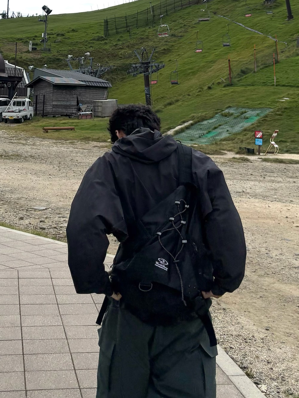 グレー系のTシャツ/カットソー、グレー系のマウンテンパーカー、グリーン系のカーゴパンツを着用したメンズの秋コーディネートの4枚目の写真