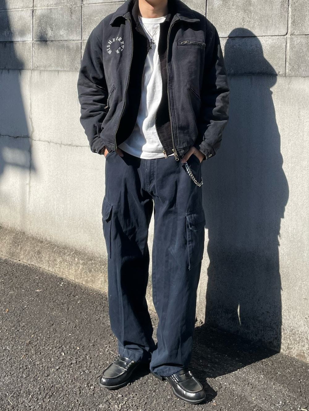 ブラック系のミリタリージャケット、ホワイト系のTシャツ/カットソー、ブラック系のブルゾンを着用したメンズの冬コーディネートの3枚目の写真