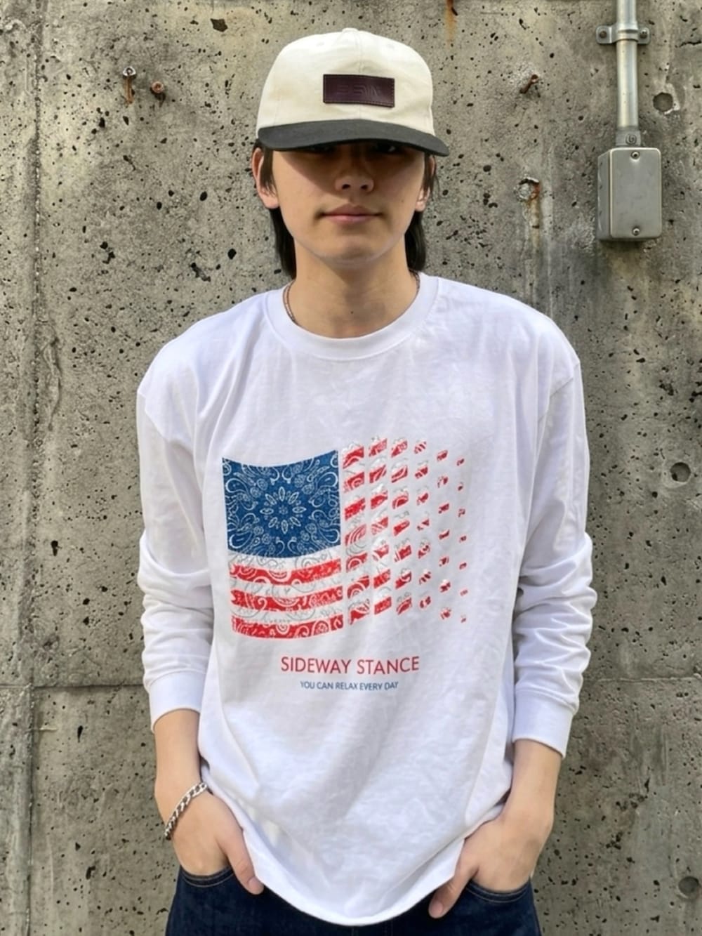 ブラック系のブーツ、ホワイト系のTシャツ/カットソー、その他のカーゴパンツを着用したメンズの春コーディネートの3枚目の写真