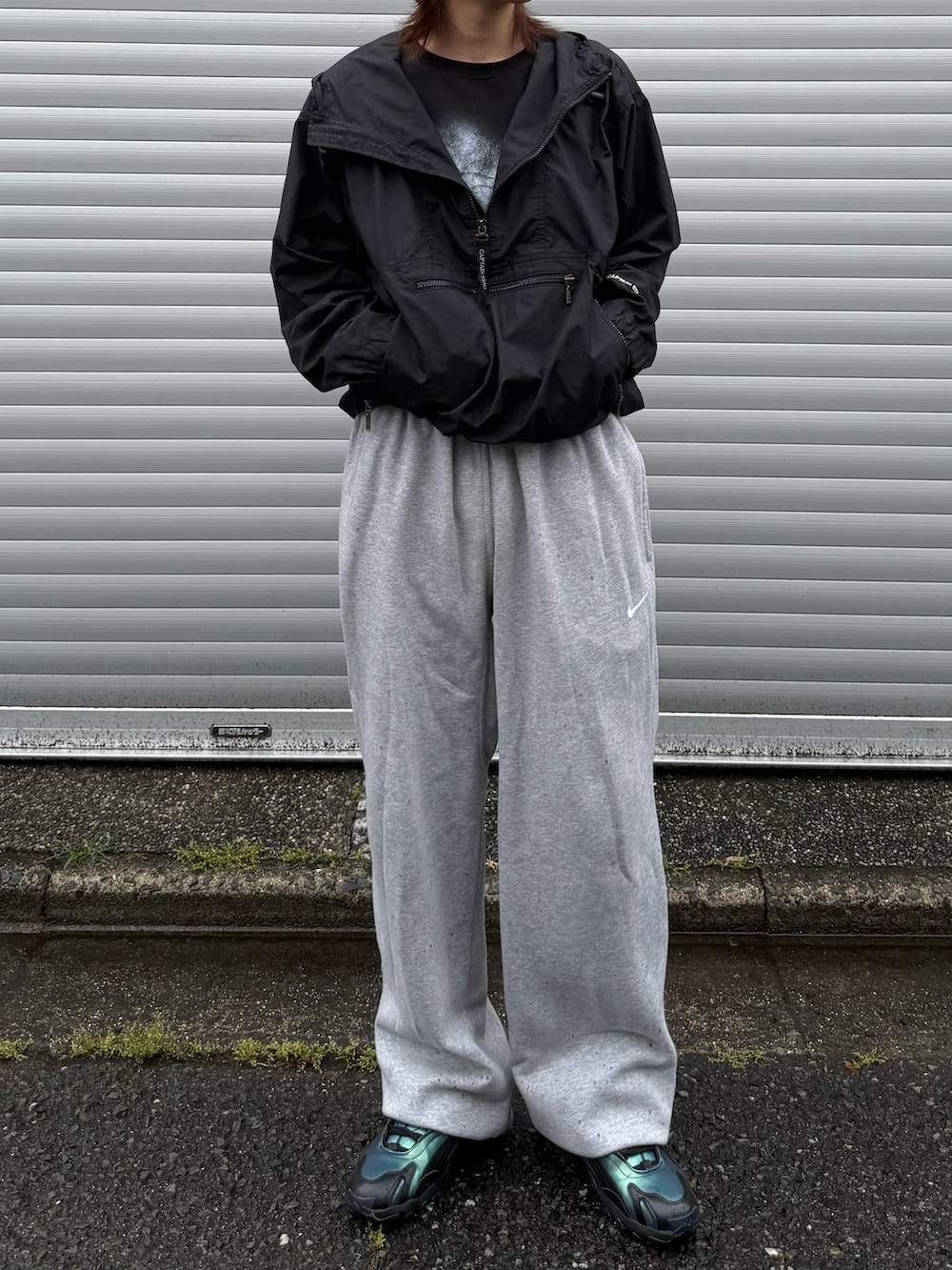 「雨の日コーデ、テック系、アウトドアスタイル、シティーボーイ、古着MIX、アノラックパーカー、ビーニー、スウェットパンツ、スニーカー、PUMA、黒Tシャツ、レイヤードスタイル、モノトーン、お出かけコーデ、スポーツミックス」｜「Lowe alpineのLOWE ALPINE/ロウアルパイン 別注 LOWE ALPINE LOGO BEANIE/ロゴ ビーニー ニットキャップ（ニットキャップ/ビーニー、ブルー系）」を使った、''r_e_n"さん（メンズ・167cm）の夏コーディネートの3枚目の写真