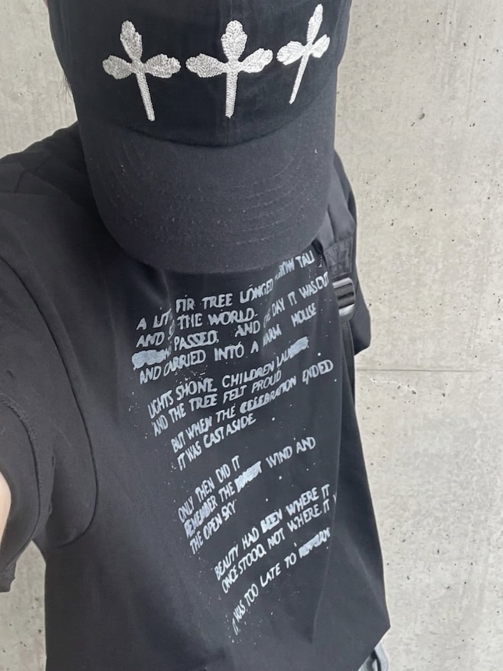 その他のTシャツ/カットソー、その他のバックパック/リュック、その他のキャップを着用したメンズの夏コーディネートの4枚目の写真